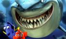 Der Hai Bruce lauert im Kinofilm der Pixar-Studios 'Findet Nemo', hinter den nichts ahnenden Fischen Dorie (l) und Marlin (Szenenfoto). Ein französischer Autor wirft dem Disney-Konzern Plagiat und Geschäftsschädigung vor. Der Prozess um den Kino-Kassenhit «Findet Nemo» wurde nach Angaben eines Pariser Gerichts auf den 23. Februar verschoben. Mitte Dezember hatte Autor Franck Le Calvez gegen Disney Klage erhoben. Er hatte Mitte November 2002 die Geschichte «Pierrot le poisson-clown» (Pierrot, der Clownfisch) als Kinderbuch herausgegeben. dpa (zu dpa 0019 vom 29.01.2004)
 Foto: dpa