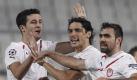 Die Spieler von Olympiakos Piräus feiern das Double. Foto: Guillaume Horcajuelo Foto: dpa