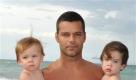 People Ricky Martin
Text: 	

In this August 2009 family photo provided courtesy of Ricky Martin, singer and actor Ricky martin poses with his twin sons Matteo, left, and Valentino in Miami. (AP Photo/Courtesy of Ricky Martin, Pablo Alfaro) ** NO SALES **
Schlagworte: 	People/Ricky/Martin
 Foto: dapd