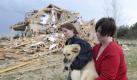 Als wären sie aus Pappe zerfetzt der Tornado die Häuser. Lisa Copeland und Kacie Rose bringen sich und ihren Hund in Sicherheit, bevor die nächste Sturmwelle durch Ooltewah, Tennessee, wütet. Foto: dapd