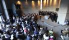 Israelis singen im ehemaligen Konzentrationslager Dachau hebräische Lieder - für ihre ermordeten Vorfahren, aber auch als Zeichen, dass die Beziehungen zwischen Deutschen und Juden heilen. Wer am Donnerstagabend in der Versöhnungskirche der Gedenkstätte dabei war, hatte sicher eine Gänsehaut. Ein guter Moment. Foto: dpa
