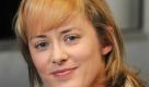 Seit dem Scientology-Drama Bis nichts mehr bleibt, der im vergangenen Jahr für Furore sorgte, war Silke Bodenbender nicht mehr in einer Erstausstrahlung im TV zu sehen. Schade, denn die blonde Schauspielerin hat in vielen Hauptrollen überzeugt - etwa als Frau, die nach dem Krieg in einem Dorf imSchwarzwald auf die Rückkehr ihres Mannes aus russischer Kriegsgefangenschaft wartet (Wiedersehen mit einem Fremden). Vielleicht liegt es daran, dass sie ihre Rollen mit Bedacht auswählt und solche mit Ecken und Kanten bevorzugt. Die sind im deutschen TV bekanntlich rar gesät. Ein LichtblicK: Derzeit dreht sie in Südafrika für das ZDF ein Drama mit dem Titel Die Löwin. Foto: dpa