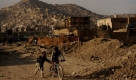 Zwei afghanische Jungen spielen am frühen Morgen mit ihren Rädern in der afghanischen Hauptstadt Kabul. Foto: ap