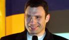 Der Box-Weltmeister und gebürtige Ukrainer Vitali Klitschko wehrte sich in der Presse gegen Boykottdrohungen im Vorlauf der EM 2012. Dem Nachrichtenmagazin Focus sagte er: «Ihr Missfallen an der Verletzung der Menschenrechte» könnten westliche Politiker an Ort und Stelle «direkt gegenüber den ukrainischen Machthabern äußern». So könne die Weltöffentlichkeit auf die Missstände in seinem Heimatland besser aufmerksam gemacht werden als durch Fernbleiben.
  Foto: dpa/Sergey Dolzhenko
