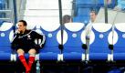 Franck Ribery vom FC Bayern München sitzt am Donnerstag (07.01.2010) im Al Nasr-Stadion in Dubai (Vereinigte Arabische Emirate) während der Trainingseinheit am Abend auf der Spielerbank und schaut seinen Teamkollegen auf dem Platz zu. Wegen einer Verletzung an beiden großen Zehen kann Ribery nur eingeschränkt am Training seiner Mannschaft teilnehmen. Foto: dpa