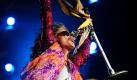 Ein wahrer Rocker kennt keinen Schmerz: Aerosmith-Sänger Steven Tyler erlitt einen unfall. darum musste das erste Konzert der Rockband  in Paraguay um einen Tag verschoben werden. Trotz des Sturzes ließ sich Tyler nichts anmerken und gab im Jockey Club Paraguay in Asunción alles.  Foto: dpa