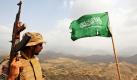 Ein saudischer Soldat schaut auf eine Siedlung am Fuße des Berges Doud in Saudi-Arabien. Der strategisch günstig gelegene Berg konnte erst letzte Woche zurückerobert werden. Jemenitische Rebellen hatten ihn zuvor besetzt.  Foto: ap