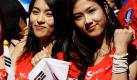 South Korea supporters pose for photos before the World Cup group B soccer match between Argentina and South Korea at Soccer City in Johannesburg, South Africa, Thursday, June 17, 2010. (AP Photo/Ivan Sekretarev)

 Foto: ap