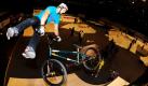Der Berliner BMX-Fahrer Björn Mager zeigt im Velodrom in Berlin sein Können. Über 40 Sportler aus aller Welt versuchen, die Jury mit waghalsigen Sprüngen zu überzeugen und einen Teil des Preisgeldes von mehr als 46.000 Euro zu ergattern. Foto: dpa