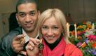 ARCHIV - Die frisch gekürten Paarlauf- Eiskunstlauf-Weltmeister Aljona Savchenko und Robin Szolkowy zeigen bei einem Empfang der Stadt Chemnitz im Mercure-Hotel ihre WM-Medaillen (Archivfoto vom 24.03.2008). Das schönste und wichtigste Geschenk zu ihrem 26. Geburtstag kann sich Aljona Savchenko selbst machen: Den vierten Titel bei Europameisterschaften zusammen mit Robin Szolkowy. Foto: Wolfgang Thieme (zu dpa KORR: 'Savchenko fit für Geburtstagsparty mit EM-Titel' vom 18.01.2010) +++(c) dpa - Bildfunk+++
 Foto: dpa