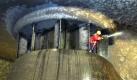 In einer Halle, zwölf Meter unter der Isar, putzen Arbeiter am Freitag (31.03.2000) mit einem Hochdruckreiniger die riesige Turbine des Wasserkraftwerkes bei Dingolfing (Niederbayern). Nur etwa alle zehn Jahre wird der Raum mit tonnenschweren Absperrtoren verschlossen. Dann werden die Turbinen gereinigt und Verschleissteile werden gewechselt. Insgesamt drei dieser Turbinen erzeugen im Kraftwerk der Bayernwerk Wasserkraft AG (BWK) nur mit dem Wasser der Isar rund 70 Millionen Kliowattstunden. Dies entspricht in etwa dem Verbrauch der Stadt Dingolfing.
 Foto: dpa