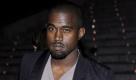 Kanye West hat sich und Passagieren eines Fluges auf dem Weg von Minneapolis nach New York mit einem Ständchen die Zeit vertrieben. Wie das Musikmagazin Billboard berichtet, war der Auftritt des 33-Jährigen für alle eine Überraschung. Kanye habe sich zunächst nicht entscheiden können, mit welchem Song er sein Publikum erfreuen wollte, mit Good Life oder Gold Digger. Er habe sich schließlich für eine Art Medley aus beiden entschieden, heißt es. Es war Wahnsinn, und ich habe immer noch keine Ahnung, wie er ins Cockpit gekommen ist, bloggte einer der Fluggäste nach der Landung. Vielleicht hat der Grammy-Gewinner mit der Spontan-Show ja neue Fans gewonnen, die sein aktuelles Album My Beautiful Dark Twisted Fantasy kaufen. (dpa) Foto: dpa