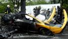 Ein zerstörter Sportwagen der Marke Lamborghini ging in Ronsdorf bei Wuppertal in Flammen auf. Bei dem schweren Unfall starben der Fahrer und seine Beifahrerin. Unfallursache ist nach ersten Erkenntnissen der Polizei zu hohe Geschwindigkeit. Foto: dpa