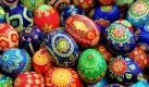 Sorbische Ostereier von Eva Kristan aus dem sächsischen Königswartha liegen am Freitag (20.03.2009) in Dresden zum Auftakt des 19. Ostereier-Kunstmarktes in einem Korb. Bis Sonntag (22.03.2009) präsentieren im Dresdner Kulturpalast 40 Künstler über 5.000 Eier in 20 verschiedenen Techniken.
 Foto: dpa