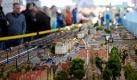 Besucher betrachten in einer Halle der Messe Stuttgart, bei der Messe Modellbau Süd eine nachgebaute Stadtlandschaft mit einer Spielzeug Eisenbahnanlage. Vom 17. bis 20. November werden in den Messehallen der Messe Stuttgart Neuheiten für Bastler und Hobby-Modellbauer präsentiert. Foto: dpa