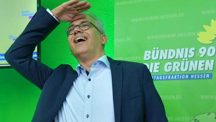 Tarek Al-Wazir (Bündnis90/Die Grünen), Spitzenkandidat und Minister für Wirtschaft, Energie, Verkehr und Landesentwicklung in Hessen, freut sich auf der Wahlparty nach Bekanntgabe der Hochrechnungen zur Landtagswahl.