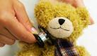 Die kleinen und großen Wehwehchen von Teddy, Puppe und Kuscheltier werden ab heute in Halle behandelt. Studenten der Uniklinik Halle ziehen sich zum sechsten Mal die weißen Arztkittel an und öffnen für fünf Tage die Türen ihres Teddybärkrankenhauses. Dort demonstrieren sie unter den wachsamen Augen der Kinder, wie gebrochene Puppenärmchen geheilt und aufgerissene Nähte versorgt werden. Ziel der Klinik ist es, Kleinkindern die Angst vor Arzt oder Krankenhaus zu nehmen.  Foto: dpa