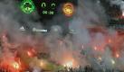 Spielstopp wegen Ausschreitungen: Fans zünden Feuerwerkskörper während des Fußballspiels Panathinaikos Athens gegen Olympiacos Piraeus. Foto: Spyros Chorchoubas Foto: dpa