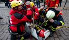 Einsatzkräfte der Feuerwehr proben während einer gemeinsamen Übung der Staatlichen Kunstsammlungen Dresden (SKD) und der Berufsfeuerwehr Dresden den Ernstfall eines Feuers im Residenzschloss der Stadt.  Foto: dpa