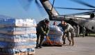 US Navy handout photo made available by Navy Visual News Service on 15 January 2010 shows U.S. Army soldiers helping the crew of a U.S. Navy MH-53E Sea Dragon helicopter from the aircraft carrier USS Carl Vinson (CVN 70) unload food and supplies at the airport in Port-au-Prince, Haiti. The U.S. military is conducting humanitarian and disaster relief operations after a 7.0 magnitude earthquake caused severe damage near Port-au-Prince on 12 January. EPA/Navy Visual News Service (NVNS)/CANDICE B. VILLARREAL/HANDOUT EDITORIAL USE ONLY/NO SALES +++(c) dpa - Bildfunk+++ Foto: dpa