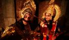 Zwei indische Schauspieler präsentieren als Dämon Ravan (links) und Hindu-Gott Rama verkleidet die Ramlila in Jammu. Dabei handelt es sich um eine eine mehrtägige Theateraufführung des Epos Ramayana, die während des hinduistischen Festes Dasahra stattfindet. Im Zentrum der Geschichte steht die Schlacht zwischen Rama und Ravan.  Foto: dapd