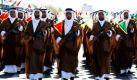 Eine Gruppe iranischer Araber marschiert auf einer Parade, die das dreißigste Jahr nach dem Ende des Iran-Irak-Krieges von 1980-88 markiert, vor dem Mausoleum von Ayatollah Khomeini außerhalb von Teheran. Die Männer sind Mitglieder der Basij-Miliz, die zur Revolutionsgarde gehört. Foto: ap