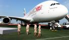 Stewardessen stehen in Berlin-Schönefeld auf der Internationalen Luft- und Raumfahrtausstellung ILA vor einem Airbus 380 der Fluggesellschaft Emirates. Das neue Passagierflugzeug ist das größte der Welt.  Foto: dpa