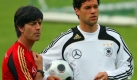 Michael Ballack (r.) reagierte auf Löws Gesprächsankündigung spitzzüngig: «Ich freue mich, dass der Trainer den Dialog wieder mit mir sucht.»
 Foto: dpa