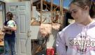 Einwohner von Pleasant Grove, Alabama stehen in einem vom Tornado zerstörten Haus. Foto: dpa