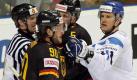 Constantin Braun (links)  legt sich mit dem Finnen Ossi Vaananen an. Foto: dpa