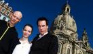 Der isländische Schauspieler Tomas Lemarquis (von links nach rechts), die deutsche Schauspielerin Karoline Herfurth und der kanadische Schauspieler Michael Eklund posieren in einer Drehpause zum Film Errors of the Human Body vor der Frauenkirche in Dresden. Noch bis zum 24. März wird die internationale Kinoproduktion in dem Max-Plank-Institut und an weiteren Orten der sächsischen Landeshauptstadt gedreht. Kinostart soll Frühjahr 2012 sein. Foto: dpa