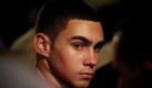 Elian Gonzalez attends an official event with Cuba's President Raul Castro, unseen, in Havana, Wednesday, June 30, 2010. Castro and a now 16-year-old Gonzalez attended an official event marking the 10-year anniversary of the time when the former cast away child whose mother died at sea became the center of a politically-charged international custody battle, ending with his repatriation to Cuba and his father. (AP Photo/Adalberto Roque, Pool)


Elian Gonzalez nimmt an einer offiziellen Veranstaltung mit Kubas Präsident Raul Castro in Havanna, Kuba. Castro und ein heute 16-jährige Gonzalez besuchte eine offizielle Veranstaltung anlässlich des 10-jährigen Jubiläum der Zeit, als er zum Zentrum eines politisch aufgeladenen internationalen Sorgerechtsstreit, die mit einer Rückführung nach Kuba von seinem Vater endete. (AP Photo / Adalberto Roque, Pool)



 Foto: ap