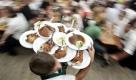 ** ARCHIV ** Ein Kellner serviert am 3. Oktober 2006 in einem Festzelt des Oktoberfestes in Muenchen Essen. Nach dem Einnahmerueckgang im Mai geht es fuer das deutsche Gastgewerbe wieder bergauf. Der Sommermonat Juni bescherte den Hotels, Pensionen und Restaurants im Jahresvergleich ein Umsatzplus von real 0,7 Prozent, wie das Statistische Bundesamt am Dienstag, 17. August 2010, in Wiesbaden mitteilte.  (AP Photo/Christof Stache) ** zu APD6823 ** Foto: ap