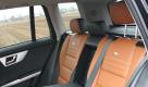 Das Platzangebot des Mercedes GLK ist für vier Personen vorbildlich. Doch zu dritt sollte man den Fond nicht betreten. Das gibt die Fahrzeugklasse schon wegen des Radstands von 2,75 Metern und der Schulterfreiheit nicht her. Foto: press-inform