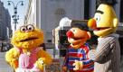 Ernie und Bert flirten mit einem Mädel? Das kann doch gar nicht sein. Wir freuen uns, dass die beiden homosexuellen Sesamstraßen-Ikonen endlich heiraten sollen! Das zumindest fordert eine amerikanische Online-Umfrage, die schon Tausende Befürworter gefunden hat. Schließlich ist die Homo-Hochzeit im Bundesstaat New York jetzt erlaubt. Wir schließen uns an! Schade nur: Die Sesamstraßen-Macher reagieren ablehnend. Noch. Foto: dapd
