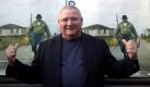 115 Kilo bringt Horst Krause auf die Waage. Der Mann ist also nicht zu übersehen  auch nicht vor einem so riesigen Plakat wie zum Kino-Erfolg Schultze Gets The Blues. Darin spielt Krause die Hauptrolle. Aber auch in Nebenrollen macht es Spaß ihm zuzuschauen; man denke nur an den Dorfpolizisten im Polizeiruf 110, in dem Krause mit Hund und Motorrad der heimliche Star ist. Krause isst und trinkt gerne, was sich schwerlich leugnen lässt. Er mag Hausmannskost: Brotaufstrich mit Makrele.
 Foto: ddp