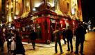 Das beliebte Kneipenviertel Temple Bar in Dublin, Irland. Nach Moody's schätzt jetzt auch Ratingagentur SP die Kreditwürdigkeit von Irland schlechter ein. Als Grund führte die einflussreiche New Yorker Ratingagentur die hohen Kosten für die Unterstützung des angeschlagenen Finanzsektors an. Foto: dpa
