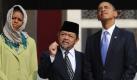Obama wirbt in Indonesien um gutes Verhältnis zu Muslimen - Appell für Kampf gegen Terrorismus
Vorspann: 	
Text: 	

Jakarta (dapd). US-Präsident Barack Obama hat sich während seines Besuchs in Indonesien um eine Entspannung zwischen Amerika und der islamischen Welt bemüht. Beide Seiten müssten 'Argwohn und Misstrauen' überwinden, sagte er am Mittwoch in dem Land mit der weltweit größten muslimischen Bevölkerung. Vor etwa 6.000 überwiegend jungen Zuhörern sagte Obama während seiner umjubelten Rede immer wieder einzelne Sätze auf Indonesisch. Der Präsident verbrachte vier Jahre seiner Kindheit in dem Land.

'Ich habe klar gemacht, dass sich Amerika nicht im Krieg mit dem Islam befindet und dies sie sein wird', sagte Obama. 'Diejenigen, die etwas aufbauen wollen, dürfen nicht zulassen, dass Terroristen, die zerstören wollen, Einfluss gewinnen.'

Zuvor hatte Obama gemeinsam mit seiner Frau Michelle die größte Moschee Südostasiens besucht. Als er zwischen 1967 und 1971 in dem Land gelebt habe, sei die Istiqlal Moschee noch im Bau gewesen, sagte der Präsident. Die Zeit in Indonesien habe ihm geholfen, den Wert aller Menschen zu erkennen, weil dort die Vielfalt der vielen Religionen und Völker, verteilt auf Tausende Inseln, besonders groß sei.

© 2010 The Associated Press. Alle Rechte Vorbehalten - All Rights Reserved
Ressort: 	Politik
Schlagworte: 	Obama/Indonesien/USA Foto: ap