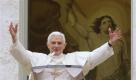 Pope Benedict XVI waves to faithful during the Angelus prayer at Castel Gandolfo, in the outskirts of Rome, Sunday, Aug. 8, 2010. (AP Photo/Alessandra Tarantino)  Foto: ap