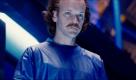 Ein verkannter Wissenschaftler (Peter Sarsgaard) untersucht den Körper des toten Aliens und stellt plötzlich merkwürdige Veränderungen an sich fest. Er soll sich zu einem ziemlich unangenehmen Zeitgenossen entwickeln und dann ist er auch noch scharf auf das Mädchen, das Hal sich angeln will. Foto: Warner