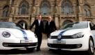 Hannovers Oberbürgermeister Stephan Weil (SPD, links) und Christian Klingler, Vorstandsmitglied der Volkswagen AG für Vertrieb und Marketing, posieren in Hannover bei einem Pressetermin zum symbolischen Start des Volkswagen Car Sharing Projektes vor dem Rathaus in Hannover mit einem VW Beetle (links) und einem VW Golf. Der VW-Konzern beginnt ab Herbst 2011 ein neues Car Sharing Konzept mit 200 VW Golf BlueMotion in der niedersächsischen Landeshauptstadt. Zunächst werden rund 50 Standorte fuer die Übernahme und Abgabe der Fahrzeuge im gesamten Stadtgebiet eingerichtet. Foto: dapd