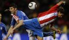 Ein kampfbetontes Spiel lieferten sich der Weltmeister und Paraguay. Hier ringen Vincenzo Iaquinta (links) und Enrique Vera um den Ball. Foto: ap