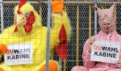 Hinter Gittern demonstrieren als Tiere verkleidete Mitglieder der Albert Schweitzer Stiftung am Freitag (11.09.2009) vor der CDU-Parteizentrale in Berlin. Unter dem Motto Tierquälerei wählen? forderten sie von der Partei unter anderem, das Verbot von betäubungsloser Kastration von Tieren voranzutreiben. Foto: dpa
