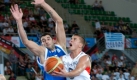 Wie sich die Bilder gleichen: Stefan Hamann ist der Nächste, der sich am Korbleger für zwei Punkte versucht. Die Griechen, wie hier Ioannis Bourousis, leisteten routinierte Gegenwehr, offenbar ohne sich großartig anzustrengen. Foto: dpa