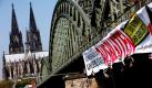 Aktivisten von Verdi hängen in Köln ein Protestplakat mit der Aufschrift: Schwarz-Gelb lässt unsere Städte ausbluten...das nennt ihr gerecht? an der Hohenzollernbrücke hinter dem Dom auf. Mit der Aktion will die Dienstleistungsgewerkschaft auf den drohenden finanziellen Kollaps der Städte aufmerksam machen. Foto: dpa
