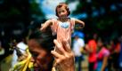 Eine Frau  trägt eine Statue des Kindes  vor Christus Teilnahme an einer Messe am Palmsonntag vor  der Kathedrale in Managua, Nicaragua, Sonntag  17. April 2011. (AP Photo / Esteban  Felix Foto: dapd