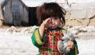 Ein Mädchen steht in Kabul vor ihrer Unterkunft. Die Vereinten Nationen und die afghanische Regierung sorgen für den Start mehrerer Projekte, die die Lesekompetenz im ganzen Land fördern soll. Momentan herrscht dort eine der höchsten Analphabetismusraten der Welt. Foto: dpa