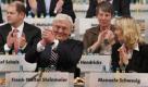 Der SPD-Fraktionsvorsitzende Frank-Walter Steinmeier (M) bedankt sich am Samstag (14.11.2009) auf dem SPD-Bundesparteitag in der Messe Dresden nach seiner Rede bei den Delegierten, während die Generalsekretärin Andrea Nahles (l-r), der stellvertretende Parteivorsitzende Olaf Scholz, Schatzmeisterin Barbara Hendricks und die stellvertretende Parteivorsitzende Manuela Schwesig applaudieren. Bis zum 15.11.2009 findet der Bundesparteitag der SPD in Dresden statt. Foto: Hannibal dpa/lsn +++(c) dpa - Bildfunk+++
pixel Foto: dpa