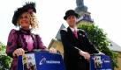 Das Hessentagspaar Charmaine Weisenbach (links) und Christian Peter ist mit Segways auf dem Hessentag in Oberursel unterwegs. Vom 10. bis 19. Juni richtet die Taunusstadt das Landesfest aus, zu dem eine Million Besucher erwartet werden. Foto: dpa