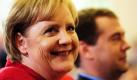 Gut gelaunt trotz ernster Themen: Bundeskanzlerin Angela Merkel (CDU) und Russlands Präsident Dmitri Medwedew nehmen im russischen Jekaterinburg an deutsch-russischen Regierungsgesprächen teil. Gesprächsthemen sollen dabei das iranische Atomprogramm, die Lage in Afghanistan, Kirgistan und Nahost, aber auch Klimaschutz und Energiesicherheit sein. Foto: dpa